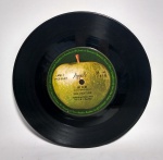 Disco de Vinil Compacto - Original - THE BEATLES - Apple - You Know My Name - 1970 - Possui pequenos arranhões superficiais - Obs: Não acompanha capa - Conforme foto. Medida: 7,5 cm de diâmetro.