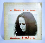 Disco de Vinil - LP Original - MATIA BETHÂNIA - A Beira Mar - Série Azul - 1984 - Philips - Possui encarte com letra das músicas - Medida: 31 x 31 cm.