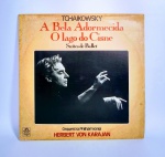 RARO Disco de Vinil - LP Original -TCHAIKOWSKY - A Bela Adormecida e O Lago do Cisne - Suítes de Ballet - Orquestra Philharmonia - HERBERT VON KARAJAN - Disco em ótimo estado - Medida: 31 x 31 cm.
