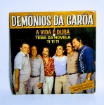 Raro Disco de Vinil Compacto - Original - DEMÔNIOS DA GARÔA - Participação: Benito Di Paula - 1985 - Medida: 18 x 18 cm.