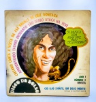 Raridade - Item de colecionador - Caetano Veloso e Fagner - Disco de Vinil Compacto - possivelmente assinatura de Caetano Veloso na capa, parte interna - 1972 + Revista ilustrada e comentada - Mega edição rara independente de Pasquim - Disco em ótimo estado - O livreto de 18 páginas com gráficos, fotos, entrevistas, partituras musicais, informações técnicas, desenhos animados, textos e muito mais está incluído. Medida da revista: 22 x 22 cm.