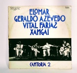 Disco de Vinil - Original - AZEVEDO VITAL FARIAS XANGAI (Eugênio Avelino) - Cantoria 2 -  Elomar Geraldo Azevedo Vital Farias Xangai Possui encarte com letra das músicas - Gravado ao vivo em PCM Digital - Medida: 31 x 31 cm. Possui pequenos arranhões superficiais.