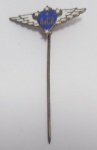 Antigo e Raro alfinete de lapela do ''Aeroclube brasileiro''. Primeira escola de aviação do Brasil e a segunda do mundo. Criada em 1911. Tendo como presidente de Honra e Sócio-Fundador Alberto Santos Dumont - Metal com esmalte - Medida: 5,5 x 2,5 cm.