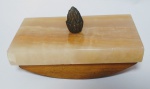 Antigo e Imponente  Mata Borrão. Sem uso, com etiqueta - Em lindo mármore, madeira de lei, e pega em bronze com formato de penha - Etiqueta: loja ''Tobia Stefabelli'' São Paulo - Medida total: 16 x 8,5 x 9,5 cm.
