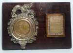 COLECIONISMO - Placa em madeira , ostentando espessurada escultura em metal. Comemorativa primeiro campeonato de aeromodelismo e os 126 anos da cidade Vassouras - Ano 1983 - Oferta - Credireal. Medida: 26 x 18 x 7 cm.