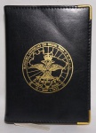 Linda Agenda Permanente Maçônica - Supremo Conselho do Brasil para o R.E.A.A. - Capa revestida em couro - 1995 - Obs: possui pouquíssimas e pequenas escritas, conforme as fotos - Medida: 16 x 12 x 2,5 cm.