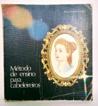 Livro Método de Ensino para cabeleireiros -  Sergio Wagner Tanga - 322 páginas - 4º Edição -Lindas ilustrações - Possui marcas do tempo na capa, nada que comprometa o livro - medida: 21,5  x 23 x 2 cm.
