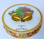 Antigo e lindo Porta Joias - Tampa em vidro bombe, decorada com borboleta natural - Estrutura em PVC, decorada com pequenas pedrinhas naturais coloridas - Souvenir ''Lembrança de Ouro Preto'' - Medida: 11cm de diâmetro x 4,5 cm de altura.