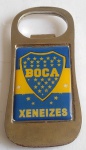 Antigo abridor de garrafas com Imã - Representando o tradicional Time Boca Juniors, argentino, e sua animada torcida ''Xeneizes'' - Metal cromado e resina acrílica - Medida: 8,3 x 3,7 cm.