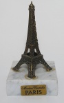 Lindo Souvenir Importado - PARIS - Torre Eiffel - Base em pedra mármore. Escultura em metal -  Medida total: 11 cm de comprimento -
