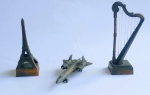 Antigos e lindos apontadores - Metal cobreado - Representando: Avião Supersônico, Torre Eiffel e Harpa - Medida maior: 12,5 x 5,5 x 4 cm.