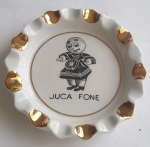 Antigo, raro e lindo cinzeiro em porcelana, representando JUCA FONE - Bordas onduladas com detalhes em ouro. Anos: 40 - Porcelana Pedro ll - Medida: 13,5 cm diâmetro.
