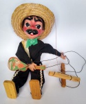 ANTIGA RARA MARIONETE - Mexicano segurando violão. Mãos em plástico rígido, pés em madeira, e rosto em barro cozido, chapéu em palha. Medindo aproximadamente: 34 cm.