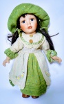 Linda boneca Camponesa - Rica em detalhes - Cabeça, mãos e pés em porcelana. tronco com revestimento de pano -  Vestimenta representando época, sapatinhos de Courvin. Lindos olhos de vidro - Obs: Necessita de novo forro, em baixo do seu vestidinho. Conforme fotos - Importado - Medida: 30 x 7 cm. Conforme fotos.