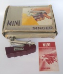 Antiga Máquina de Costura Manual MINI SINGER - Caixa original - Acompanha manual com agulha nº 90/14 - Obs: Falta haste do suporte do carretel de linha - Caixa possui marcas do tempo - Conforme fotos - Medida: 20 X 15 X 4,5 cm