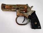 Antigo Isqueiro representando Revolver Ruger GP100 - Produzido em metal cobreado e plástico rígido - Apresenta monograma do fabricante - Possui perda de uma das coronhas de plástico, conforme fotos - Precisa de revisão - Medida: 8,5 x 5,5 cm.