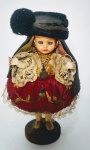Antiga, linda e colecionável - Bonequinha Portuguesa - Com trajes típicos de época - Bonequinha de plástico rígido. Olhos: abre e fecha . Base em madeira - Traje em tecido, com lindos detalhes - Possui pequena medalha de Nossa Senhora de Nazaré - Medida: 13,3 cm.
