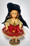 Antiga, linda e colecionável - Bonequinha Portuguesa - Com trajes típicos de época - Bonequinha de plástico rígido. Olhos: abre e fecha . Base em madeira - Traje em tecido, com lindos detalhes - Possui pequena medalha de Nossa Senhora de Nazaré, no formato de coração  - Obs:  Precisa de ajuste (Fixar) na cabeça e nos bracinhos. Conforme fotos - Medida: 15,5 cm.