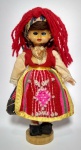 Antiga, linda e colecionável - Bonequinha Portuguesa - Com trajes típicos de época - Bonequinha de plástico rígido. Olhos: abre e fecha . Base em madeira - Traje em tecido, com lindos detalhes - Obs: Possui perda de 1 dos bracinhos. Conforme fotos - Medida: 18 cm.