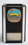 Antigo Porta Canetas e objetos - Representando o famoso estádio olímpico Maracanã - Estrutura em madeira nobre, com quinas de amarração em alumínio - Medalha em metal esmaltado. E plaquinha em metal sem dizeres - Medida: 10 x 7,5 x 6 cm.