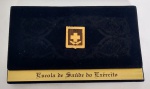 Lindo convite de formatura Escola de Saúde do Exército - Turma: Manoel Dias de Abreu - Conclusão do curso de formação de sargentos de saúde - 28 de Novembro de 1997 - 22 páginas - Estrutura camurçada com detalhes em metal dourado -Medida: 17,5 x 11 cm.