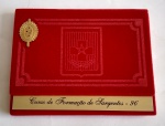 Lindo convite de formatura Escola de Saúde do Exército - Turma: Monte Castelo - Curso de Formação de Sargentos de saúde 1996 - 22 páginas - Estrutura camurçada com detalhes em metal dourado - Obs: Possui assinatura na penúltima página - Medida: 17,5 x 11 cm.