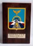 Antiga placa representando a XXVII Taça Força Aérea Brasileira - Comissão de Regatas de 1973 - Placa em madeira nobre, com detalhes em metal esmaltado - Medida: 18 x 12,5 x 1 cm.