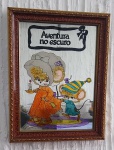 Antigo e lindo quadro espelhado com pintura - Representando antigo desenho infantil ''Aventura no Escuro'' - Moldura em madeira - Medida: 29 x 23 cm.