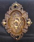 Antigo Cinzeiro em espessurado bronze - Ao fundo, imagem em alto relevo de cavalo e acessórios de montaria. Bordas em arabescos - Medida: 18 cm de comprimento x 13,5 cm.