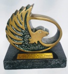 Artista: LILLI FURRER - Linda Escultura em Bronze Maciço. Representando Águia - Base retangular de granito - Oferecido como Prêmio de Destaque - ''My Best 2003'' Medida da base: 12 x 8 x 2cm - Medida da Escultura: 11,5 x 9,5 x 3 cm de espessura. Peso: 1.630 gramas.