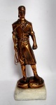 Antiga e linda escultura - Gaúcho ''Laçador'' - Em metal cobreado maciço com riquíssimos detalhes, sobre base de mármore - Medida: 17 x 6 x 5 cm.