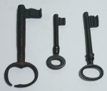 3 Antigas Chaves de Ferro do Século: 19 - Medida Maior: 10,5 x 4 x 1 cm. - Medida da Menor: 7,5 x 2,5 x 0,7 cm.