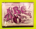 Quadro de madeira - Fundo Eucatex - Com imagens representando propagandas antigas ''Companhia Cervejaria Brahma - Cerveja ABC - Marca Registrada - Rio de Janeiro - Medida do quadro: 24,2 x 19,3 x 2,9 cm. Obs: Possui desgaste. Conforme fotos.