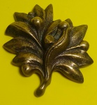 Linda peça decorativa em espessurado bronze - Podendo ser usada como peso de papel - Representando folhagem com frutos - medida: 7,5 x 6,5 cm.