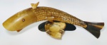 Raridade - Linda escultura com cinzeiro, esculpida em chifre de boi. Com riqueza de detalhes - Representando Grande peixe - Medida: 42 x 17 x 16  cm.