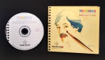 CD e Livreto Originais - TOQUINHO, Exclusivo. Ensinando a viver - CD com 17 canções  e livreto ilustrado e comentado. Com 22 páginas, incluindo letra das musicas - Produção: Positivo - ''Produzido para homenagear os professores de suas Escolas Conveniadas, tenta resgatar um pouco da magia e da nostalgia que estas músicas nos trazem'' - Sem uso - Medida do livreto: 15 x 14 cm.
