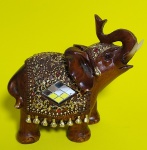 Escultura -Lindo  Elefante Indiano da Fortuna em resina , com detalhes dourados, pedrinhas vermelhas e espelho - Na caixa - Conforme fotos - Medidas: 11,8 x 10,2 x 5,8 cm.