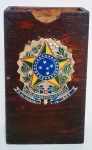 Antigo Porta cartão e objetos de madeira - Com brasão em metal esmaltado -da República Federativa do Brasil. 19 de Novembro de 1889 - Medida: 11,7 x 7 x 5 cm.
