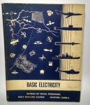 Antigo e raro livro - Basic Electricity - Curso de treinamento da Marinha - (Eletricidade Básica) - 448 páginas - U.S.A - Impressão Oficial do Washington - Ano 1960 - Medida: 26 x 20 x 2,5 cm.