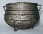 Diverso - Antigo caldeirão em Ferro fundido - 3 pés - 26 cm diâmetro x 18 cm altura - Capacidade: 5 litros - Peso: 4.700 gramas.