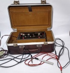 Antiga Maleta Pan Eletronic GALVASTIM gf10 - Maleta com revestimento em couro. Possui cabos. Conforme fotos - Ligando e ascendendo o led, porém não foi testada. - Medida da mala: 36 x 25 x 13 cm.