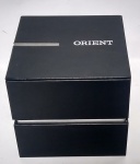 Caixa Vazia ORIENT - Em perfeito estado - Cor preto - Abertura com dobradiça em metal. Parte interna aveludada - Medida da caixa fechada: 10 x 10 x 10 cm.