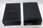 2 caixas vazias da Marca Monte Carlos. Sendo 1 tampa com dobradiça e a outra de encaixe. Ambas acolchoadas e camurçada - Cor: Preto - Medida de cada: 13,5 x 8,5 x 4 cm.