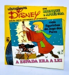 LP Compacto e Livro Educativo - Série Brinque e Aprenda Inglês - Historinha da Disney em: A Espada Era Lei . Livro com atividades, historinha e ilustrações que ajudam e ensinam a entender o idioma Inglês. 16 páginas - Ano: 1980 - Marcou época -  Medida do livro: 8,5 x 8,5 cm. Obs: possuem anotações nas atividades.