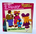 LP Compacto e Livro Educativo - Série Brinque e Aprenda Inglês - Historinha da Disney em: Os Três Ursos. Livro com atividades, historinha e ilustrações que ajudam e ensinam a entender o idioma Inglês. 16 páginas - Ano: 1980 - Marcou época - Medida do livro: 8,5 x 8,5 cm. Obs: possuem anotações nas atividades.