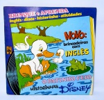 LP Compacto e Livro Educativo - Série Brinque e Aprenda Inglês - Historinha da Disney em :O Patinho Feio. Livro com atividades, historinha e ilustrações que ajudam e ensinam a entender o idioma Inglês. 24 páginas - Ano: 1980 - Marcou época - Medida do livro: 8,5 x 8,5 cm. Obs: possuem anotações nas atividades.