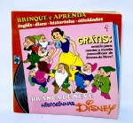 LP Compacto e Livro Educativo - Série Brinque e Aprenda Inglês - Historinha da Disney em: Branca de Neve. Livro com atividades, historinha e ilustrações que ajudam e ensinam a entender o idioma Inglês. 20 páginas - Ano: 1980 - Marcou época - Medida do livro: 8,5 x 8,5 cm. Obs: possuem anotações nas atividades.