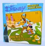 LP Compacto e Livro Educativo - Série Brinque e Aprenda Inglês - Historinha da Disney em: MICKEY E O PÉ DE FEIJÃO. Livro com atividades, historinha e ilustrações que ajudam e ensinam a entender o idioma Inglês. 20 páginas - Ano: 1980 - Marcou época - Medida do livro: 8,5 x 8,5 cm. Obs: possuem anotações nas atividades.