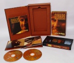 RARO - OSWALDO MONTENEGRO em Letras Brasileiras, ao vivo - Lindo estojo no formato de livro -  Contendo Álbum duplo de CDs, Textos e imagens + Fita VHS do Show do renomado artista - Em perfeito estado de conservação - Apoio: Ministério da Cultura - PROPEG - Medida da caixa: