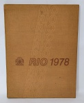 Linda, Antiga, e Rara Agenda Calendário da cidade do Rio de Janeiro, na gestão do Prefeito Marcos Tamoyo, em1978 - Agenda com lindas imagens da cidade maravilhosa, espaço para anotações e calendário - Capa dura com forração em tecido - Não possui anotações. Medida: 28,5 x 22,5 x 2 cm.